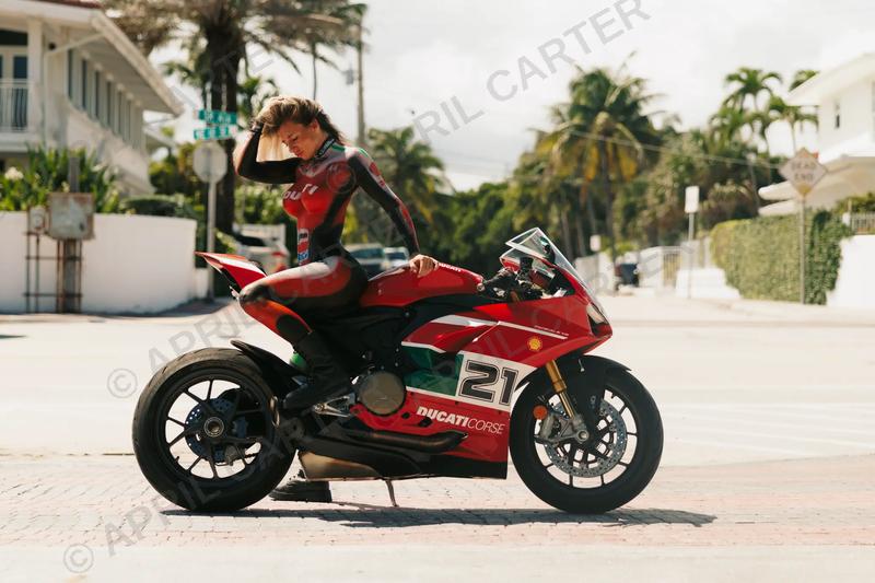 Ducati V2 Bayliss Bodypaint – Digital Wallpaper Pack