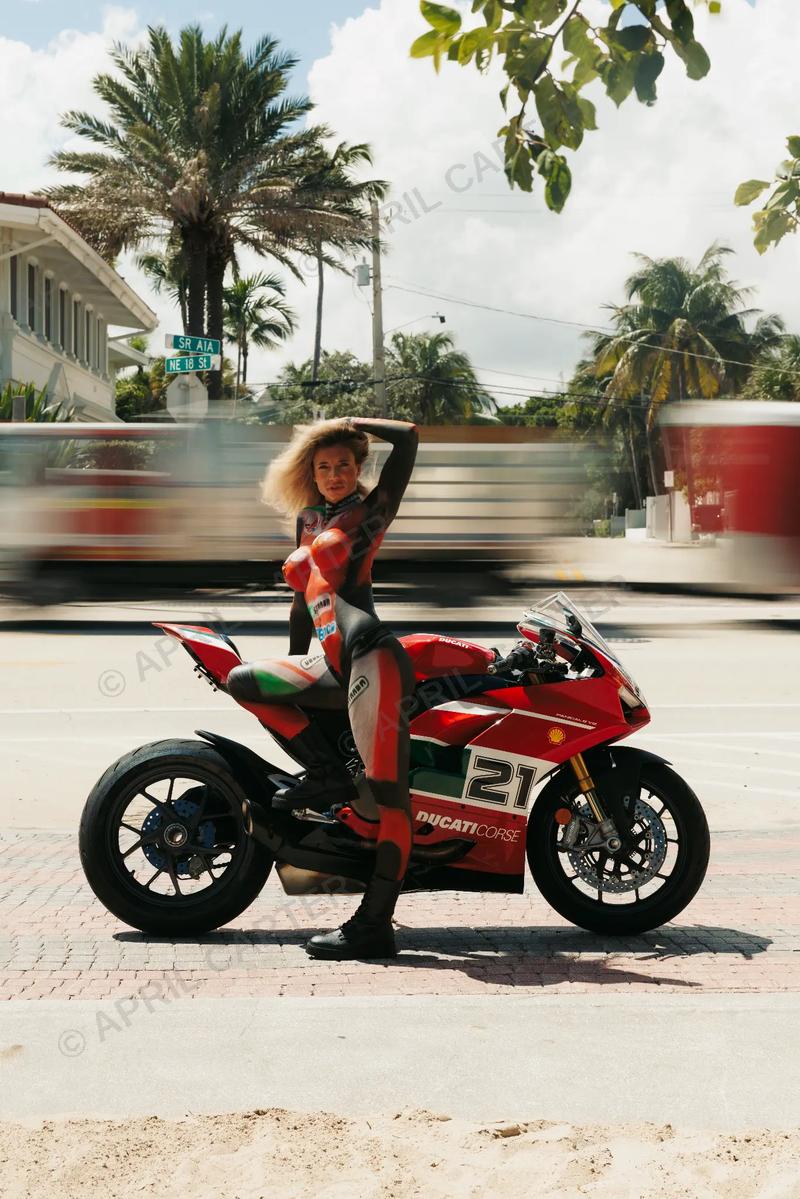 Ducati V2 Bayliss Bodypaint – Digital Wallpaper Pack