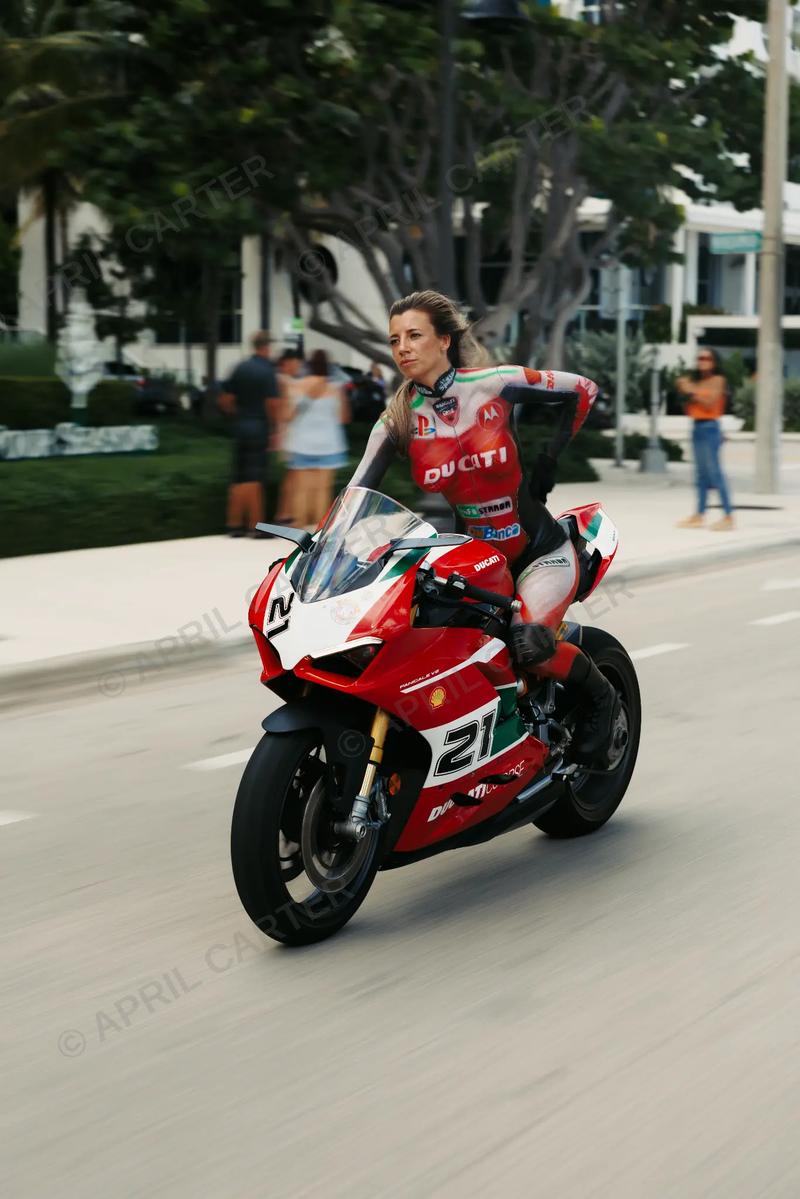Ducati V2 Bayliss Bodypaint – Digital Wallpaper Pack